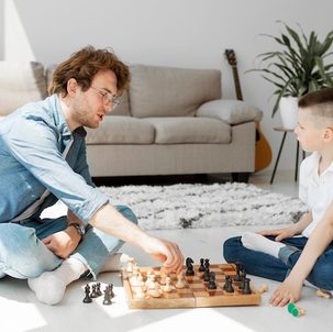 Pai e filho jogando xadrez